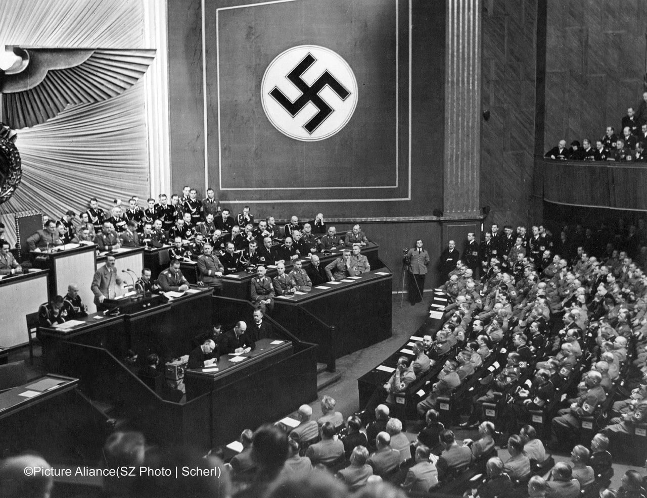 Adolf Hitler am Rednerpult des Reichstags in der Krolloper in Berlin am 30.01.1939, dem Jahrestag der Machtergreifung.