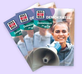 Drei Demokratie-Broschüren liegen auf einem neutralen lila Hintergrund.
