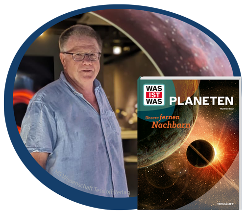 Der Autor Manfred Baur befindet sich links im Bild, rechts sieht man sein Buchcover WAS IST WAS Planeten