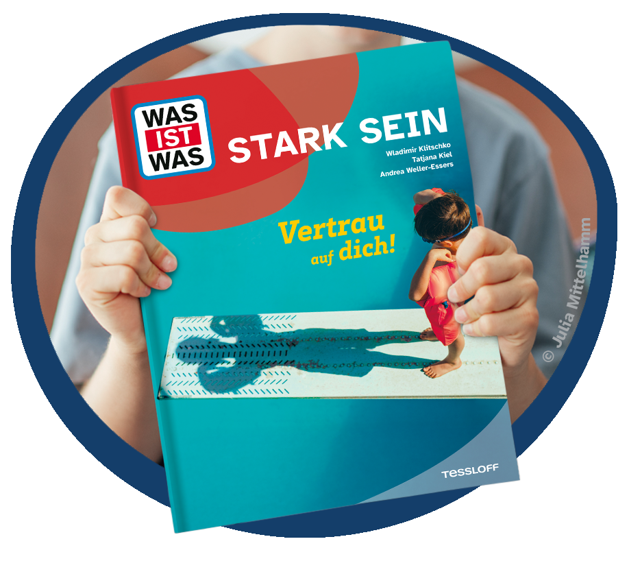 Kind mit dem Buch WAS IST WAS Stark sein